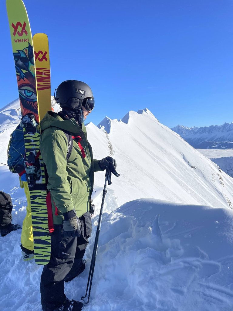 Raphaël Munck au sommet, skis sur le dos